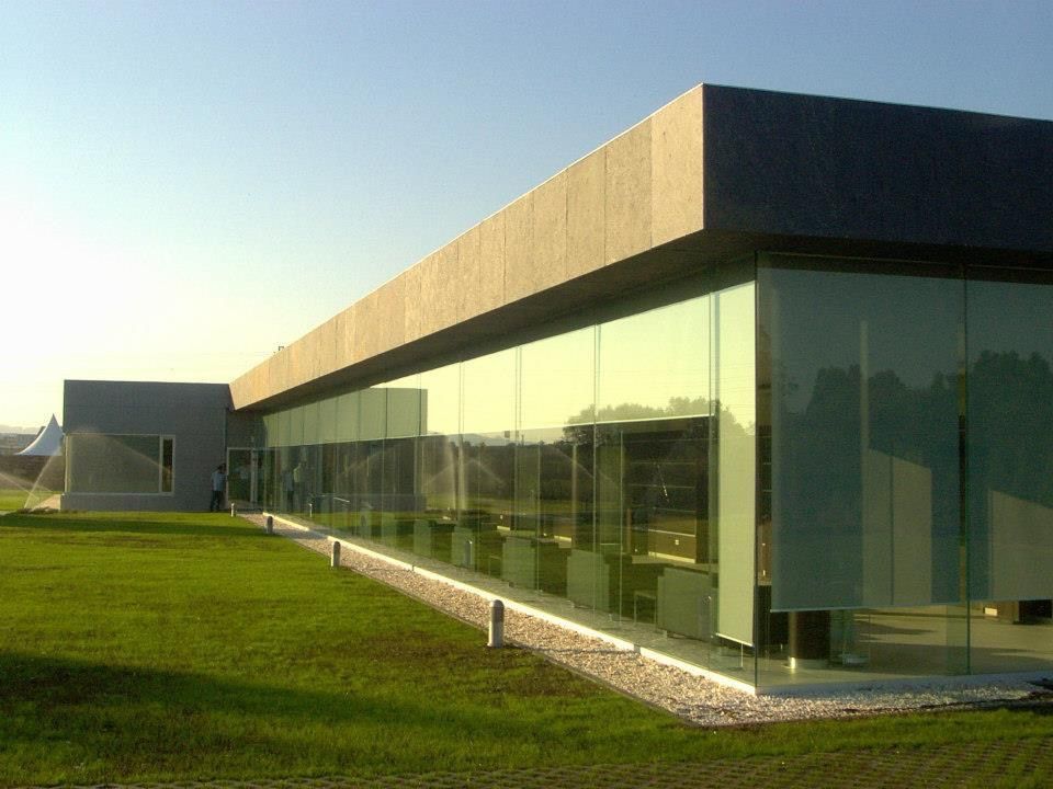 Tanatorio de bosaica de Arquitav Arquitectos